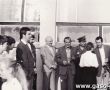 1546.  Uroczysta inauguracja roku szkolnego w Szkole Podstawowej nr 3 w Gostyniu (1 wrzesnia 1983 r.) - wreczanie kwiatow zaproszonym gosciom