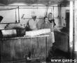1565. Pracownicy Spoldzielni Mleczarskiej w Gostyniu przy produkcji serow twardych (1948 r.)