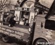 1641. Przygotowania samochodu Wytworni Figur Wystawowych w Gostyniu do pochodu pierwszomajowego (1955 r.)