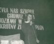 184.Pozegnanie klas 8 w Szkole Podstawowej nr 3 w Gostyniu (1974r.)-E.Czupryk zegna absolwentow.