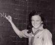 1968. Jolanta Halupka - przewodniczaca sekcji dekoracyjnej Samorzadu Szkolnego w Szkole Podstawowej nr 1 w Gostyniu (1975 r.)