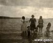 296.Czlonkinie Towarzystwa Czytelni dla Kobiet w Gostyniu w czasie pobytu nad jeziorem w Zbaszyniu.