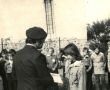 3365.Zakonczenie Nieobozowanej Akcji Letniej w Gostyniu (1974 r.), nagrode wrecza szef sztabu NAL hm. Fr. Glura