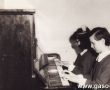 3486.Spoleczne Ognisko Muzyczne w Gostyniu (1972 r.)- na fortepianie graja uczennice II roku, siostry Aldona i Magdalena Majchrzak