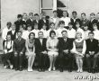 384. Absolwenci ( klasa VIIa) i nauczyciele SP 1 w Gostyniu (1964r.)
