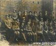 437. 9 czerwca 1918r.-pamiatkowe zdjecie gostynskich skauyow (przed gostynska fara) w dniu rozwiazania druzyny