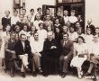 56. Absolweci szkoly nr 2-1935-1936r. wraz z ks. Olejniczakiem