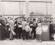 98.Dnia 02.09.1965 roku uroczystosc otwarcia Szkoly nr 3 w Gostyniu , wiazanki kwiatow dla zaproszonych gosci.