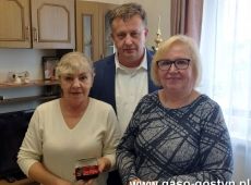 1.Emilia Lesniak i Halina Grochowska z bizuteria, ktora skonfikowali ich mamie w KL Ravensbrueck
