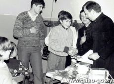 1005.Ksiadz Artur Przybyl (proboszcz) i ksiadz Marian Derkaczewski (wikariusz) i ministranci kosciola farnego w Gostyniu