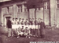 1007. Czlonkowie Szkolnego Klubu Sportowego w gostynskim Liceum (przed pochodem pierwszomajowym, 1951 r.).JPG