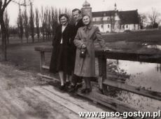 1010.Na mostku przy drodze do cmentarza w Borku (1958 r.), w oddali klasztor na Zdziezu