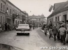 1014.Ulica PPR w Gostyniu - banderia konna prowadzi auto z Prymasem Polski kardynalem Stefanem Wyszynskim (1961 r.)