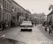 1014.Ulica PPR w Gostyniu - banderia konna prowadzi auto z Prymasem Polski kardynalem Stefanem Wyszynskim (1961 r.)