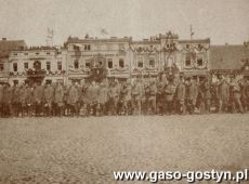 1021. Rynek w Gostyniu zaprzysiezenie Strazy Ludowej, ktorej komendantem byl Franciszek Polaszek, a szefem Hipolit Niestrawski (11 maja 1919 r.)