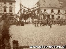 1022.  Rynek w Gostyniu zaprzysiezenie Strazy Ludowej, ktorej komendantem byl Franciszek Polaszek, a szefem Hipolit Niestrawski (11 maja 1919 r.)