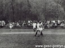 1025.Mecz pilki noznej na stadionie Osrodka Sportu i Rekreacji w Gostyniu