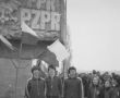 1036.Siatkarze MZKS Kania na Gorze Zamkowej w Gostyniu podczas uroczystosci Dnia Zwyciestwa (9 maja 1980 r.).JPG
