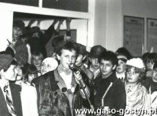 1056.Powitanie wiosny - Dzien Ucznia w Szkole Podstawowej nr 3 w Gostyniu (1987 r.) - wystep Tomasza Ptaka z VII a