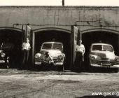 106. 1 lipca 1958r.-kolumna transportu sanitarnego przy ul. Szerokiej (obecnie ul.Wiosny Ludow)-Warszawa M20 w wersji sanitarnej