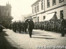 1063.Swieto strazy pozarnej w Gostyniu (1937 r.), ulica Kolejowa defiluja czlonkowie Zakladowej OSP Cukrowni