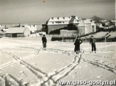 1074. Gostyn w zimowej scenerii w okresie okupacji niemieckiej (1941 r.), w oddali budynek sadu