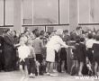 108. Dnia 02.09.1965 roku uroczystosc otwarcia Szkoly nr 3 w Gostyniu ( wiazanki kwiatow dla zaproszonych gosci )