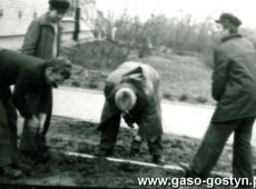 1088. Szkola Podstawowa nr 3 w Gostyniu - porzadkowanie terenu szkoly (1975 r.)