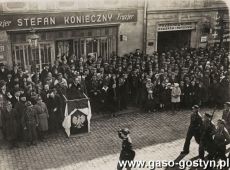 1091. Defilade orgnizacji z okazji imienin Marszalka Jozefa Pilsudkiego przyjmuje starosta gostynski Juliusz Wolfarth (Gostyn, ul. Kolejowa, 1934 r.)