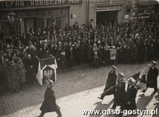 1092. Defilade orgnizacji z okazji imienin Marszalka Jozefa Pilsudkiego przyjmuje starosta gostynski Juliusz Wolfarth (Gostyn, ul. Kolejowa, 1934 r.)