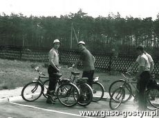 1093. Wyprawa rowerowa czlonkow LZS Kunowo do Kornika (19.07.1981 r.), odpoczynek na trasie