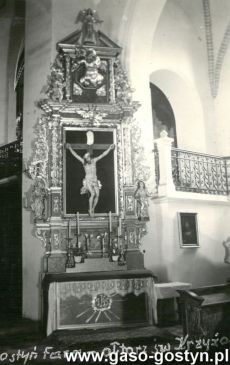 1093.Oltarz Krzyza Swietego w kosciele farnym w Gostyniu (1958 r.)