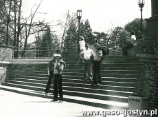 1094. Wyprawa rowerowa czlonkow LZS Kunowo do Kornika (19.07.1981 r.)-zwiedzanie kornickiego zamku