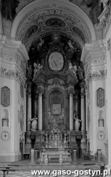 1105. W 1971 roku kosciol na Swietej Gorze w Gostyniu jako Sanktuarium Swietogorskiej Rozy Duchownej zostal podniesiony przez papieza Pawla VI do godnosci bazyliki mniejszej