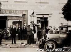 1115. Rynek w Gostyniu - stacja benzynowa przed Hotelem pod Bialym Orlem i Drogeria Zamkowa (1924 r.)