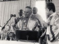 1115.Kardynal Karol Wojtyla podczas mszy swietej przy oltarzu polowym na Swietej Gorze w Gostyniu (25 czerwca 1978 r.)