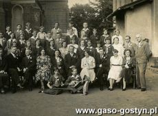 1117.Publiczna Szkola Powszechna w Gostyniu (czerwiec 1932 r.) - Szczepan Kaczmarek (kier. szkoly), grono pedagogiczne i uczniowie klasy VII