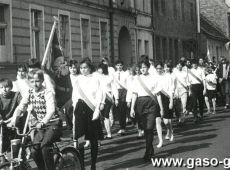 1119.Uczniowie Szkoly Podstawowej nr 3 w Gostyniu w pochodzie pierwszomajowym (1987 r.) - poczet sztandarowy