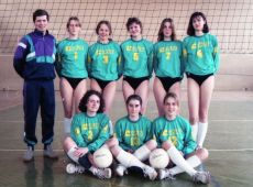 1120.Siatkarki gostynskiej Kani z trenerem Dariuszem Smektala (1994 r.)