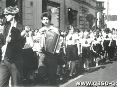 1126.Uczniowie Szkoly Podstawowej nr 3 w Gostyniu w pochodzie pierwszomajowym (1987 r.) - szkolna kapela