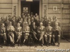 1127.Kurs instruktorow obrony przeciwlotniczej i gazowej w Gostyniu (12 maja 1933 r.) przed Hotelem Francuskim K. Jankiewicza, trzeci od lewej w dolnym rzedzie K.Krawczyk (burmistrz), obok niego J.Wolfarth (starosta)