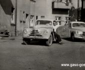 113. 16 czerwca 1958r.-kolumna transportu sanitarnego przy ul. Szerokiej (obecnie ul.Wiosny Ludow)-Skoda Tudor Ambulance