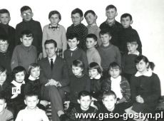 1130. Klasa IVa SP 1 w Gostyniu (rok. szkolny 1964-1965)-wych. Stefan Krystkowiak