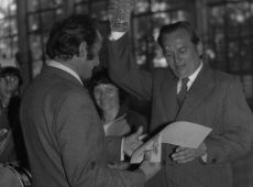 1130.Turniej brygad Wielkopolskiej Huty Szkla w Gostyniu (hala sportowa SP 2 w Gostyniu)-puchar odbiera Bronislaw Nowak