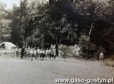 1131.  Zajecia lekkoatletyczne harcerzy z gostynskiej 3 Druzyny Harcerskiej na obozie letnim w Zelaznie (1932 r.)