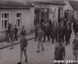 1135.Pilkarze i dzialacze MZKS Kania Gostyn w pochodzie 1-majowym
