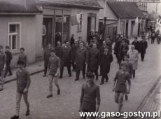 1135.Pilkarze i dzialacze MZKS Kania Gostyn w pochodzie 1-majowym