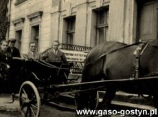 1137. Bryczka przed palacem w Goli (sierpien 1937 r.), ta bryczka jezdzil do Gimnazjum w Gostyniu Edward Potworowski, pozniejszy dominikanin O. Walenty)