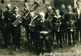 1146.Boze Cialo w 1916 roku - orkiestra Kazimierza Sawickiego (siedzi w srodku) - organisty w kosciele farnym pw. sw. Malgorzaty w Gostyniu