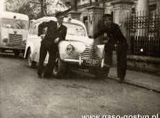 1156. Przed Szpitalem Powiatowym w Gostyniu (1954 r.) - kierowcy pogotowia przy sanitarce Skoda Tudor